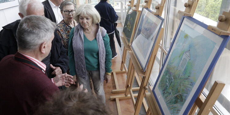 02.05.2023 Kielce. OMPiO. Wystawa 40 obrazów na 400-lecie Karczówki ze zbiorów Grażyny i Stanisława Szreków / Fot. Jarosław Kubalski - Radio Kielce
