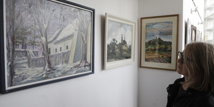 02.05.2023 Kielce. OMPiO. Wystawa 40 obrazów na 400-lecie Karczówki ze zbiorów Grażyny i Stanisława Szreków / Fot. Jarosław Kubalski - Radio Kielce