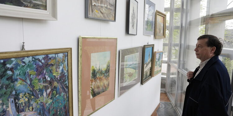 02.05.2023 Kielce. OMPiO. Wystawa 40 obrazów na 400-lecie Karczówki ze zbiorów Grażyny i Stanisława Szreków / Fot. Jarosław Kubalski - Radio Kielce