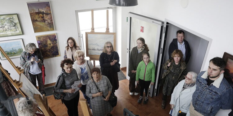 02.05.2023 Kielce. OMPiO. Wystawa 40 obrazów na 400-lecie Karczówki ze zbiorów Grażyny i Stanisława Szreków / Fot. Jarosław Kubalski - Radio Kielce