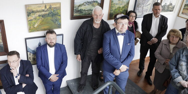 02.05.2023 Kielce. OMPiO. Wystawa 40 obrazów na 400-lecie Karczówki ze zbiorów Grażyny i Stanisława Szreków / Fot. Jarosław Kubalski - Radio Kielce