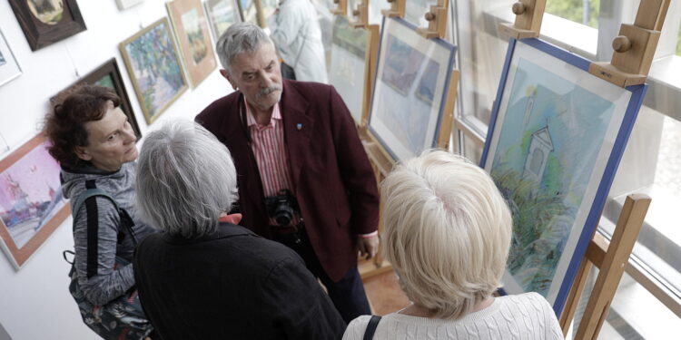 02.05.2023 Kielce. OMPiO. Wystawa 40 obrazów na 400-lecie Karczówki ze zbiorów Grażyny i Stanisława Szreków / Fot. Jarosław Kubalski - Radio Kielce