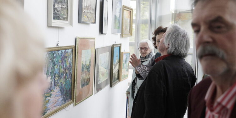 02.05.2023 Kielce. OMPiO. Wystawa 40 obrazów na 400-lecie Karczówki ze zbiorów Grażyny i Stanisława Szreków / Fot. Jarosław Kubalski - Radio Kielce