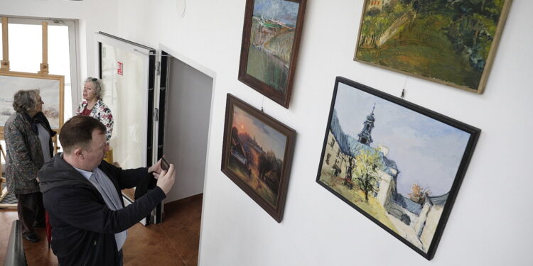 02.05.2023 Kielce. OMPiO. Wystawa 40 obrazów na 400-lecie Karczówki ze zbiorów Grażyny i Stanisława Szreków / Fot. Jarosław Kubalski - Radio Kielce