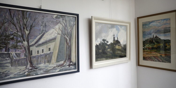 02.05.2023 Kielce. OMPiO. Wystawa 40 obrazów na 400-lecie Karczówki ze zbiorów Grażyny i Stanisława Szreków / Fot. Jarosław Kubalski - Radio Kielce