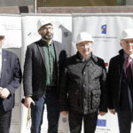 04.05.2023. Kielce. Przebudowa siedziby Teatru Stefana Żeromskiego. Na zdjęciu (od lewej): Andrzej Pruś - przewodniczący sejmiku województwa, Michał Kotański - dyrektor Teatru Stefana Żeromskiego, poseł Krzysztof Lipiec, Andrzej Bętkowski - marszałek województwa / fot. Jarosław Kubalski - Radio Kielce