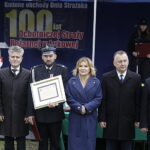 07.05.2023. Łukowa w gminie Wolica. Jubileusz OSP. Na zdjęciu (od lewej): Andrzej Bętkowski - marszałek województwa, senator Krzysztof Słoń, Mateusz Ślusarczyk - prezes OSP Łukowa, wiceminister Anna Krupka, Robert Jaworski - burmistrz Chęcin, poseł Krzysztof Lipiec. / Fot. Jarosław Kubalski - Radio Kielce