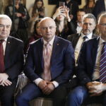 Muzeum Narodowe w Kielcach w elitarnym gronie z mecenasem - Radio Kielce 12.05.2023. Kielce. Pałac Biskupów Krakowskich. Podpisanie umowy o współpracy pomiędzy Muzeum Narodowym w Kielcach a PGE. Na zdjęciu od lewej: marszałek Andrzej Bętkowski, wicewojewoda Rafał Nowak, przewodniczący rady miasta Jarosław Karyś i prezydent Kielc Bogdan Wenta / Fot. Jarosław Kubalski - Radio Kielce