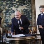 Muzeum Narodowe w Kielcach w elitarnym gronie z mecenasem - Radio Kielce 12.05.2023. Kielce. Pałac Biskupów Krakowskich. Podpisanie umowy o współpracy pomiędzy Muzeum Narodowym w Kielcach a PGE. Na zdjęciu od lewej: prezes PGE Wojciech Dąbrowski i dyrektor Muzeum Robert Kotowski / Fot. Jarosław Kubalski - Radio Kielce