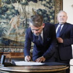 Muzeum Narodowe w Kielcach w elitarnym gronie z mecenasem - Radio Kielce 12.05.2023. Kielce. Pałac Biskupów Krakowskich. Podpisanie umowy o współpracy pomiędzy Muzeum Narodowym w Kielcach a PGE. Na zdjęciu od lewej: dyrektor Muzeum Robert Kotowski i prezes PGE Wojciech Dąbrowski / Fot. Jarosław Kubalski - Radio Kielce