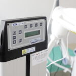 Szpital na Czarnowie chwali się sprzętem kupionym za unijne pieniądze - Radio Kielce 12.05.2023. Kielce. Wojewódzki Szpital Zespolony. Sprzęt rehabilitacyjny zakupiony dzięki funduszom unijnym / Fot. Jarosław Kubalski - Radio Kielce