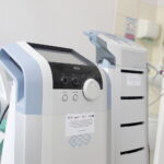 Szpital na Czarnowie chwali się sprzętem kupionym za unijne pieniądze - Radio Kielce 12.05.2023. Kielce. Wojewódzki Szpital Zespolony. Sprzęt rehabilitacyjny zakupiony dzięki funduszom unijnym / Fot. Jarosław Kubalski - Radio Kielce