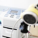 Szpital na Czarnowie chwali się sprzętem kupionym za unijne pieniądze - Radio Kielce 12.05.2023. Kielce. Wojewódzki Szpital Zespolony. Sprzęt rehabilitacyjny zakupiony dzięki funduszom unijnym / Fot. Jarosław Kubalski - Radio Kielce