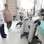 Szpital na Czarnowie chwali się sprzętem kupionym za unijne pieniądze - Radio Kielce 12.05.2023. Kielce. Wojewódzki Szpital Zespolony. Sprzęt rehabilitacyjny zakupiony dzięki funduszom unijnym / Fot. Jarosław Kubalski - Radio Kielce