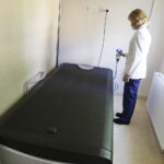 Szpital na Czarnowie chwali się sprzętem kupionym za unijne pieniądze - Radio Kielce 12.05.2023. Kielce. Wojewódzki Szpital Zespolony. Sprzęt rehabilitacyjny zakupiony dzięki funduszom unijnym / Fot. Jarosław Kubalski - Radio Kielce