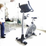 Szpital na Czarnowie chwali się sprzętem kupionym za unijne pieniądze - Radio Kielce 12.05.2023. Kielce. Wojewódzki Szpital Zespolony. Sprzęt rehabilitacyjny zakupiony dzięki funduszom unijnym / Fot. Jarosław Kubalski - Radio Kielce