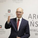 15.05.2023 Kielce. Archiwum Państwowe. Wiceminister spraw zagranicznych spotkał się z pracownikami z okazji 100 - lecia instytucji. Na zdjęciu wiceminister Piotr Wawrzyk