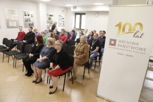 15.05.2023 Kielce. Archiwum Państwowe. Wiceminister spraw zagranicznych spotkał się z pracownikami z okazji 100 - lecia instytucji