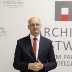 15.05.2023 Kielce. Archiwum Państwowe. Wiceminister spraw zagranicznych spotkał się z pracownikami z okazji 100 - lecia instytucji. Na zdjęciu wiceminister Piotr Wawrzyk