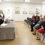 15.05.2023 Kielce. Archiwum Państwowe. Wiceminister spraw zagranicznych spotkał się z pracownikami z okazji 100 - lecia instytucji. Na zdjęciu od lewej: wiceminister Piotr Wawrzyk i dyrektor Archiwum Państwowego w Kielcach dr Wiesława Rutkowska