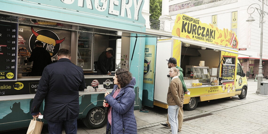 19.05.2023 Kielce. Food trucki na ulicy Sienkiewicza / Fot. Jarosław Kubalski - Radio Kielce