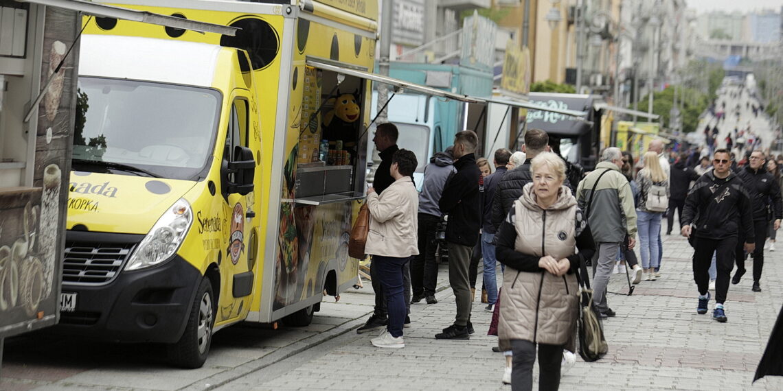 19.05.2023 Kielce. Food trucki na ulicy Sienkiewicza / Fot. Jarosław Kubalski - Radio Kielce