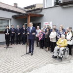 20.05.2023. Skalbmierz. Premier Mateusz Morawiecki z wizytą w domu seniora. / Fot. Jarosław Kubalski - Radio Kielce