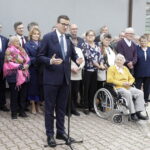 20.05.2023. Skalbmierz. Premier Mateusz Morawiecki z wizytą w domu seniora. / Fot. Jarosław Kubalski - Radio Kielce