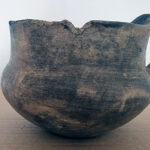 Naczynia i sprzęty gospodarstwa domowego z okresów wczesnego średniowiecza i kultury łużyckiej odkryte przez archeologów na placu budowy obwodnicy Opatowa / źródło: GDDKiA