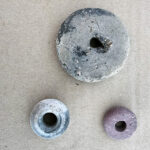 Naczynia i sprzęty gospodarstwa domowego z okresów wczesnego średniowiecza i kultury łużyckiej odkryte przez archeologów na placu budowy obwodnicy Opatowa / źródło: GDDKiA