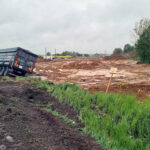 18.05.2023. Jałowęsy. Droga krajowa nr 74. Tir wjechał do rowu / Fot. KPP Opatów