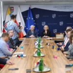 22.05.2023. Kielce. Podpisanie umów na dofinansowanie zakupu sprzętu komputerowego dla uczniów/uchodźców z ogarniętej wojną Ukrainy / Fot. Wiktor Taszłow – Radio Kielce