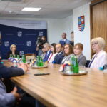 22.05.2023. Kielce. Podpisanie umów na dofinansowanie zakupu sprzętu komputerowego dla uczniów/uchodźców z ogarniętej wojną Ukrainy / Fot. Wiktor Taszłow – Radio Kielce