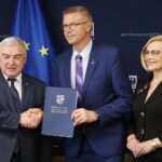 22.05.2023. Kielce. Podpisanie umów na dofinansowanie zakupu sprzętu komputerowego dla uczniów/uchodźców z ogarniętej wojną Ukrainy. Na zdjęciu (od lewej): marszałek Andrzej Bętkowski, prezydent Kielc Bogdan Wenta, wicemarszałek Renata Janik / Fot. Wiktor Taszłow – Radio Kielce