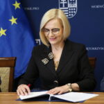 22.05.2023. Kielce. Podpisanie umów na dofinansowanie zakupu sprzętu komputerowego dla uczniów/uchodźców z ogarniętej wojną Ukrainy. Na zdjęciuwicemarszałek Renata Janik / Fot. Wiktor Taszłow – Radio Kielce