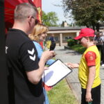 22.05.2023. Kielce. „Spartakiady bez granic Sport CK”. Medal wręcza wiceminister Anna Krupka. / Fot. Wiktor Taszłow - Radio Kielce