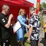 22.05.2023. Kielce. „Spartakiady bez granic Sport CK”. Medal wręcza wiceminister Anna Krupka. / Fot. Wiktor Taszłow - Radio Kielce