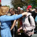 22.05.2023. Kielce. „Spartakiady bez granic Sport CK”. Medal wręcza wiceminister Anna Krupka. / Fot. Wiktor Taszłow - Radio Kielce