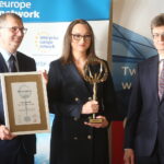 24.05.2023. Kielce. Wręczenie statuetek NOVATOR 2022. Na zdjęciu (od lewej): Robert Wzorek - dyrektor Wydziału Infrastruktury i Rozwoju w Świętokrzyskim Urzędzie Wojewódzkim w Kielcach, Aneta Oleszek - firma PODOPHARM, Andrzej Witkowski - przewodniczący Rady Głównej Staropolskiej Izby Przemysłowo-Handlowej / Fot. Wiktor Taszłow - Radio Kielce