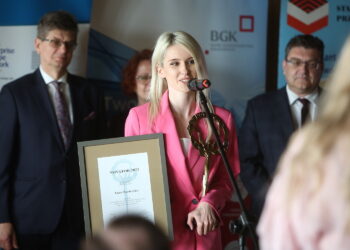 24.05.2023. Kielce. Wręczenie statuetek NOVATOR 2022. Przemawia Anna Barteczko / Fot. Wiktor Taszłow - Radio Kielce