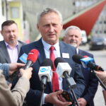 26.05.2023. Kielce. Konferencja przed Świętokrzyskim Urzędem Wojewódzkim. Na zdjęciu: Zbigniew Koniusz - wojewoda świętokrzyski / Fot. Wiktor Taszłow - Radio Kielce