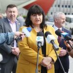 26.05.2023. Kielce. Konferencja przed Świętokrzyskim Urzędem Wojewódzkim. Na zdjęciu: Beata Szczepanek - rzecznik świętokrzyskiego oddziału NFZ / Fot. Wiktor Taszłow - Radio Kielce