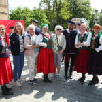 27.05.2023. Kielce. Przemarsz barwnego korowodu zespołów ludowych sprzed pomnika Henryka Sienkiewicza do parku miejskiego / Fot. Wiktor Taszłow - Radio Kielce