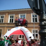 27.05.2023. Kielce. Przemarsz barwnego korowodu zespołów ludowych sprzed pomnika Henryka Sienkiewicza do parku miejskiego / Fot. Wiktor Taszłow - Radio Kielce