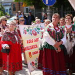 27.05.2023. Kielce. Przemarsz barwnego korowodu zespołów ludowych sprzed pomnika Henryka Sienkiewicza do parku miejskiego / Fot. Wiktor Taszłow - Radio Kielce