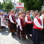 27.05.2023. Kielce. Przemarsz barwnego korowodu zespołów ludowych sprzed pomnika Henryka Sienkiewicza do parku miejskiego / Fot. Wiktor Taszłow - Radio Kielce