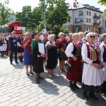 27.05.2023. Kielce. Przemarsz barwnego korowodu zespołów ludowych sprzed pomnika Henryka Sienkiewicza do parku miejskiego / Fot. Wiktor Taszłow - Radio Kielce