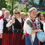 27.05.2023. Kielce. Przemarsz barwnego korowodu zespołów ludowych sprzed pomnika Henryka Sienkiewicza do parku miejskiego / Fot. Wiktor Taszłow - Radio Kielce