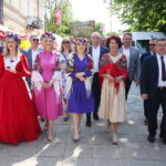 27.05.2023. Kielce. Przemarsz barwnego korowodu zespołów ludowych sprzed pomnika Henryka Sienkiewicza do parku miejskiego / Fot. Wiktor Taszłow - Radio Kielce