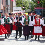 27.05.2023. Kielce. Przemarsz barwnego korowodu zespołów ludowych sprzed pomnika Henryka Sienkiewicza do parku miejskiego / Fot. Wiktor Taszłow - Radio Kielce